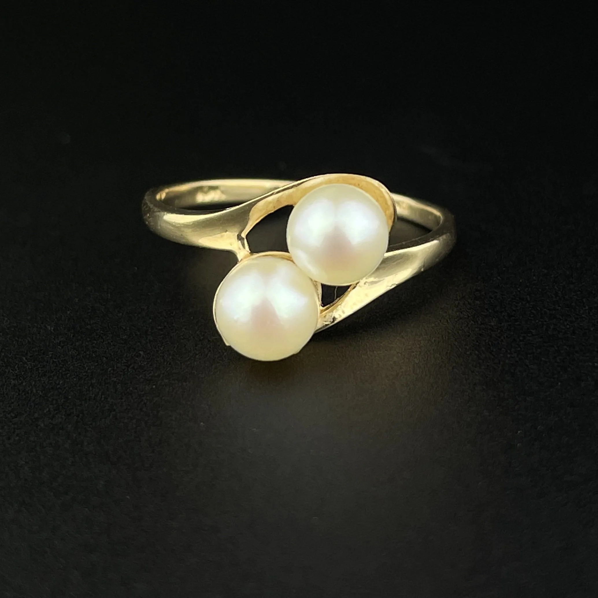 Size 5.5 Toi Et Moi Crossover Ring with Pearl in 10K Gold