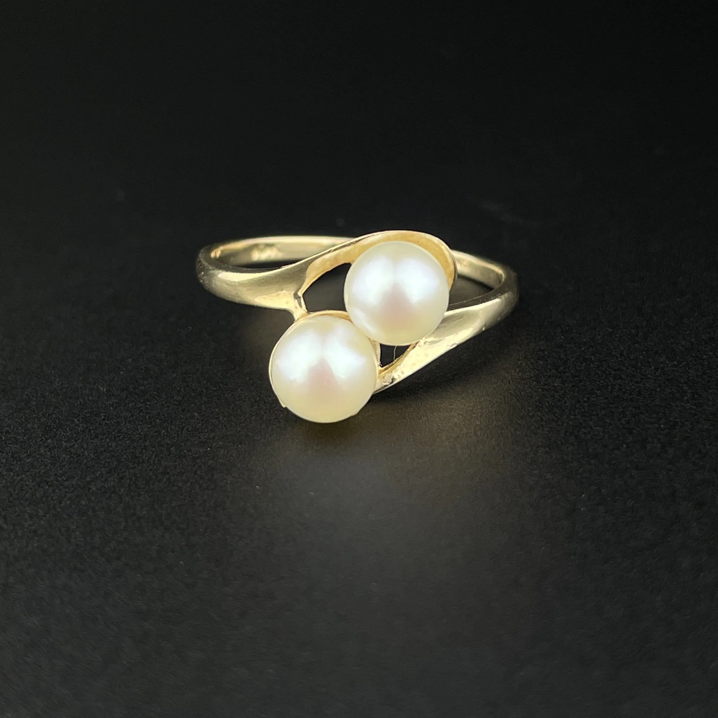 Size 5.5 Toi Et Moi Crossover Ring with Pearl in 10K Gold